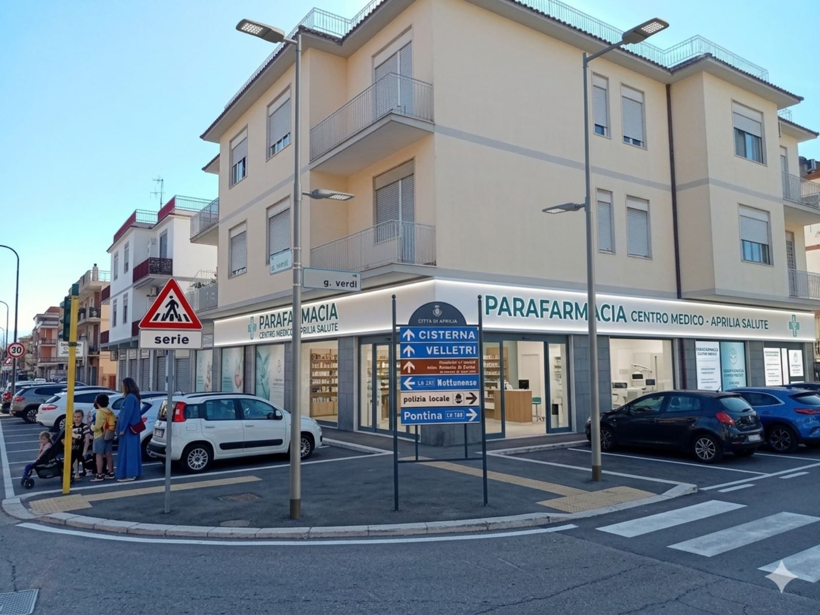 Rendering dell’esterno: parafarmacia e centro medico sull’angolo con insegna illuminata