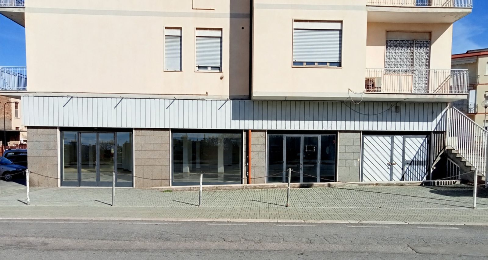 Fronte su Via Verdi con vetrine e porte d’ingresso