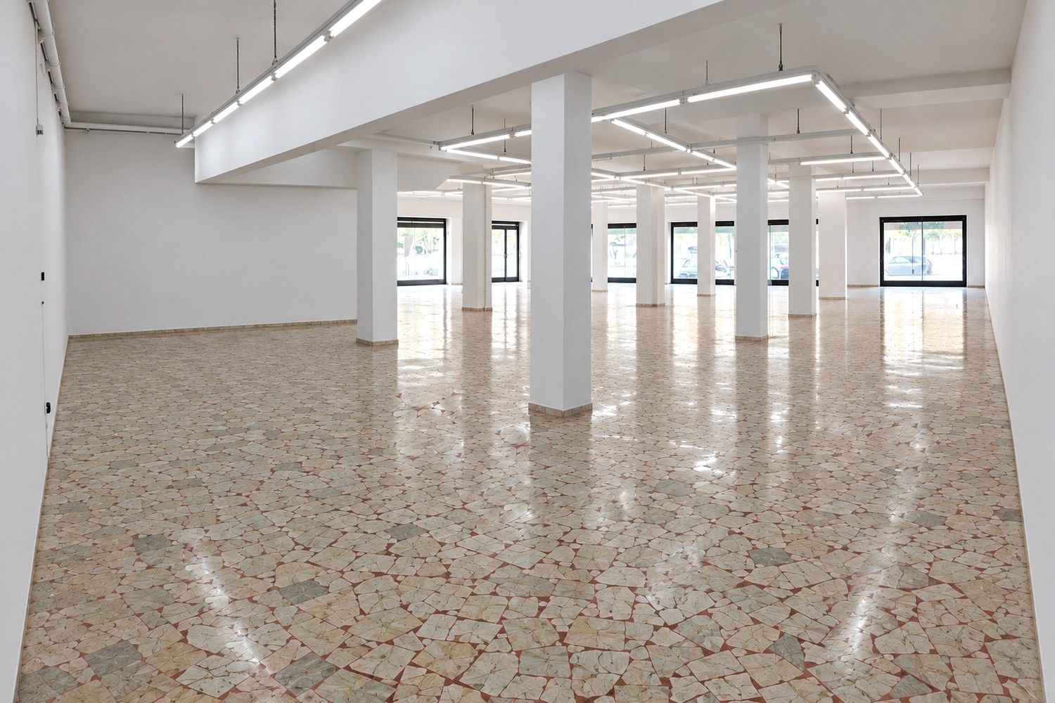 Vista da sud-est verso nord-ovest della sala principale con vetrate sul fondo