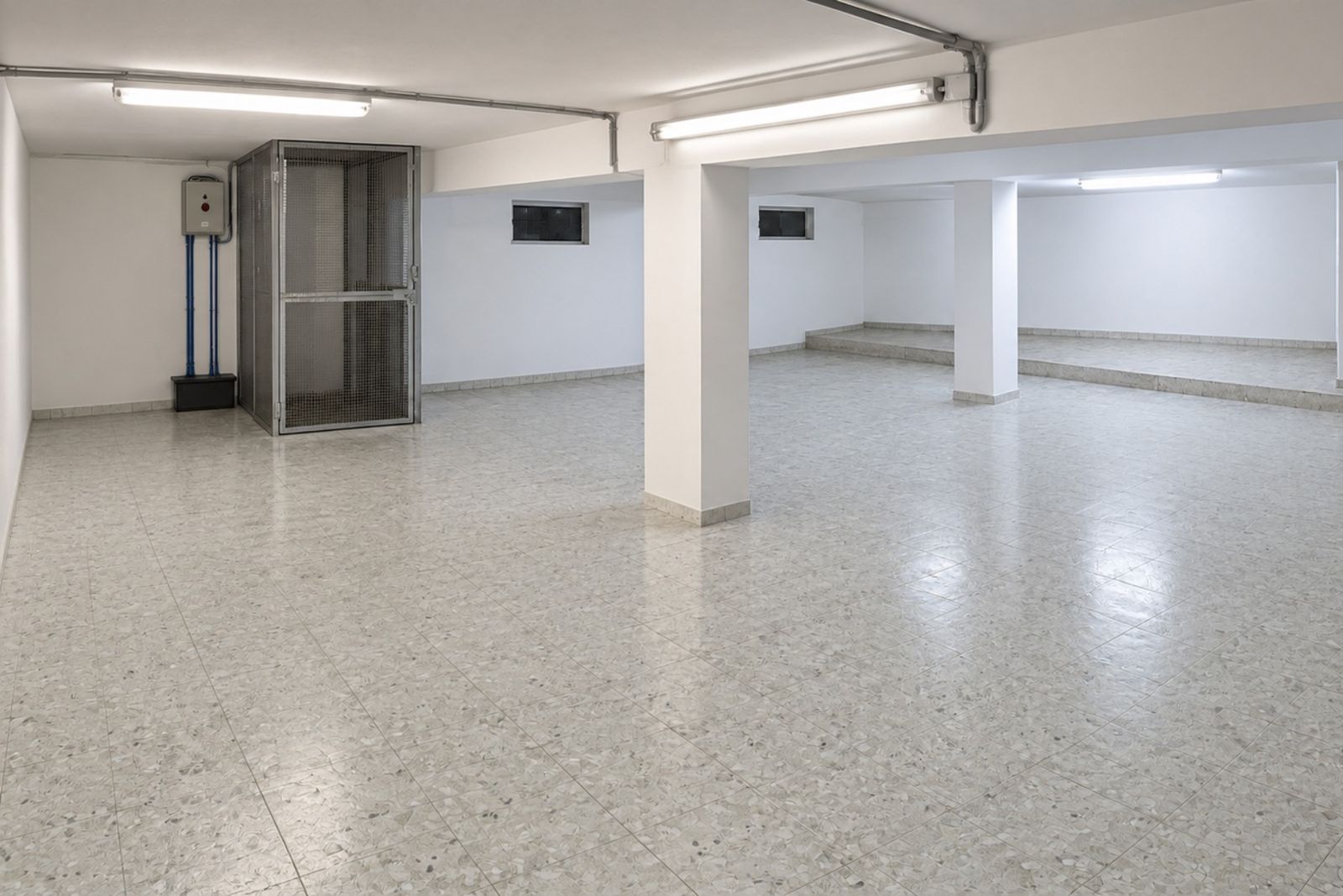 Primo magazzino con colonne e vano montacarichi