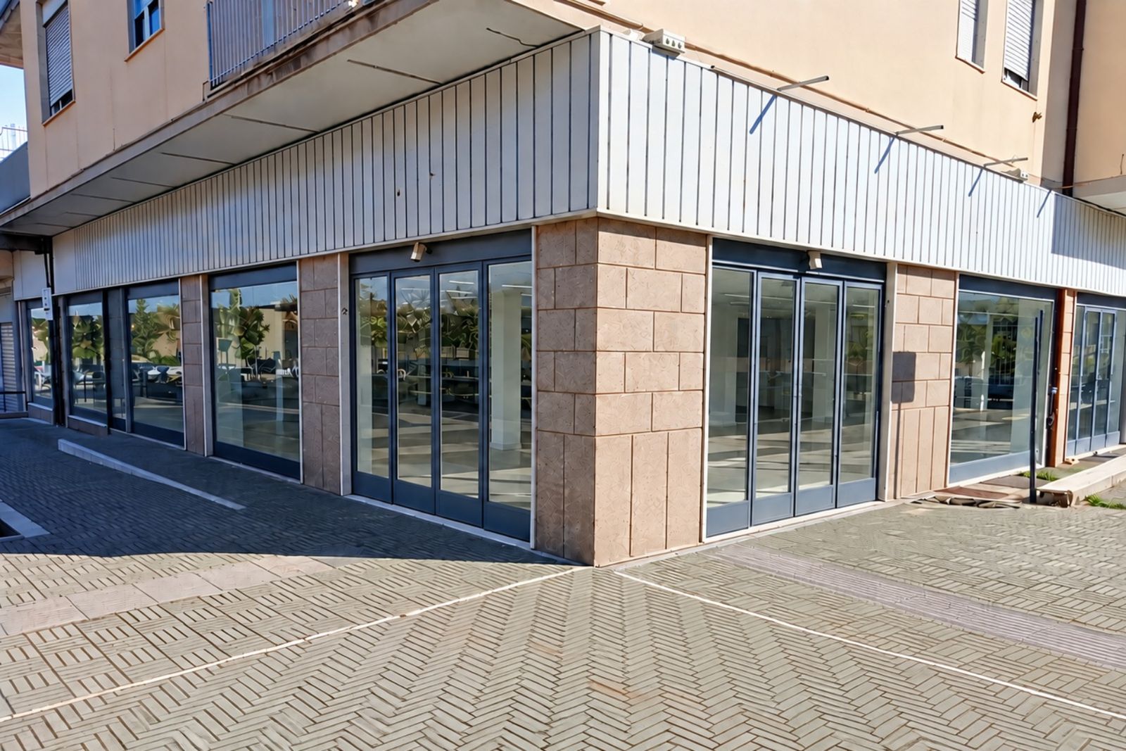 Locale commerciale d'angolo con nove vetrine, Via Verdi angolo Via Carroceto, Aprilia
